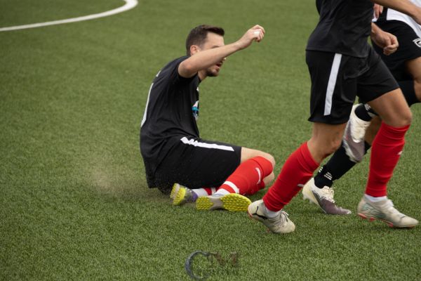(Symbol-Bild)TuS Rumbeck siegt mit 4:2 in Unterzahl – Youngster Witsch wird zum Matchwinner